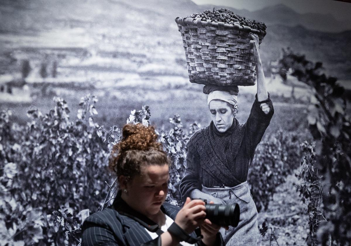 Un mujer con una cámara en la exposición del Centro de la Cultura del Rioja.