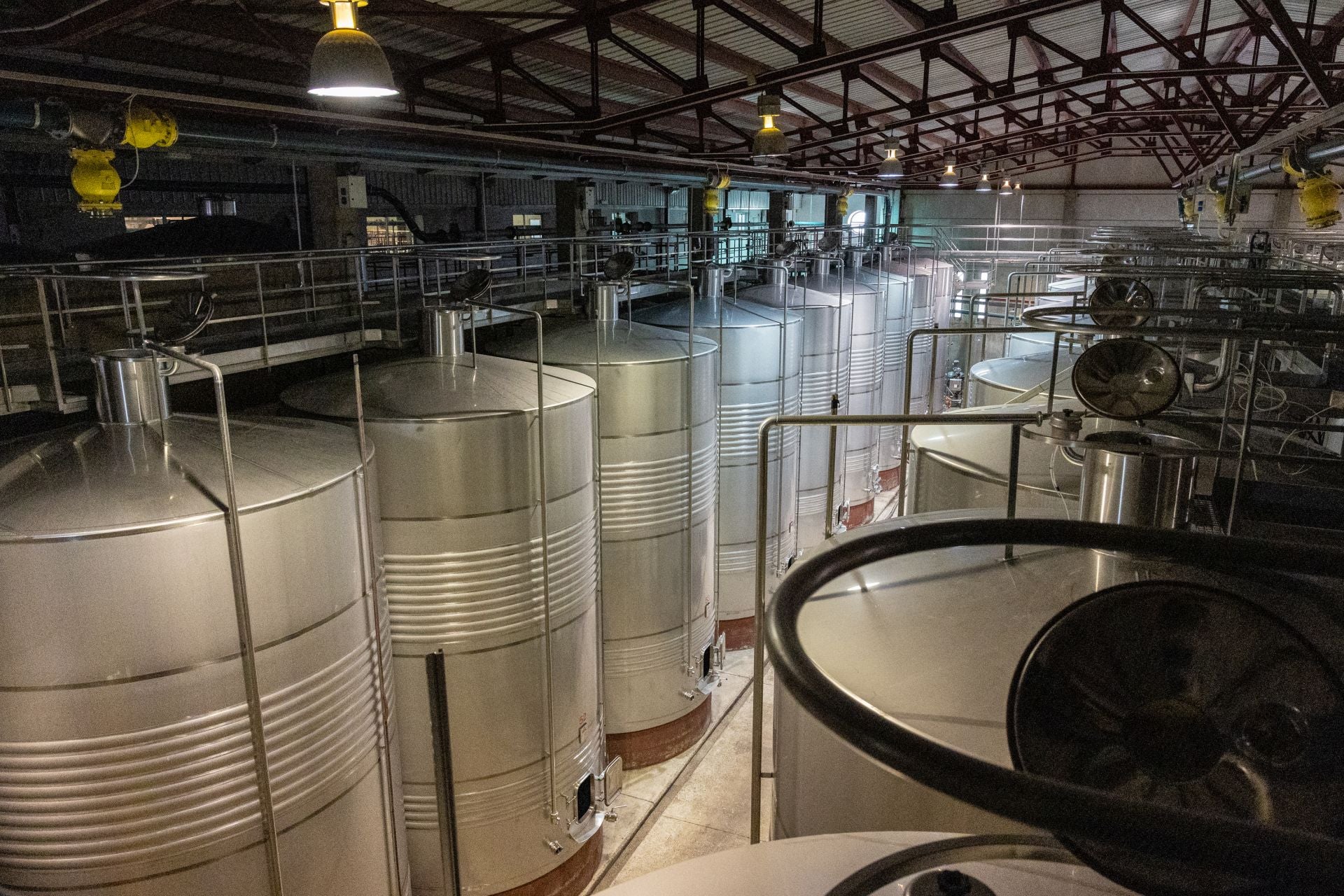 Detalle de las instalaciones de una bodega de Rioja.
