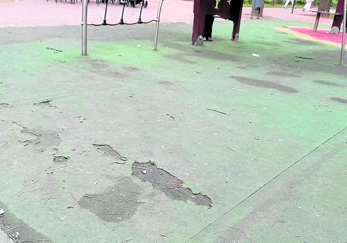 El «deterioro» del parque del Carmen y sus columpios, hoy en el La Guindilla.
