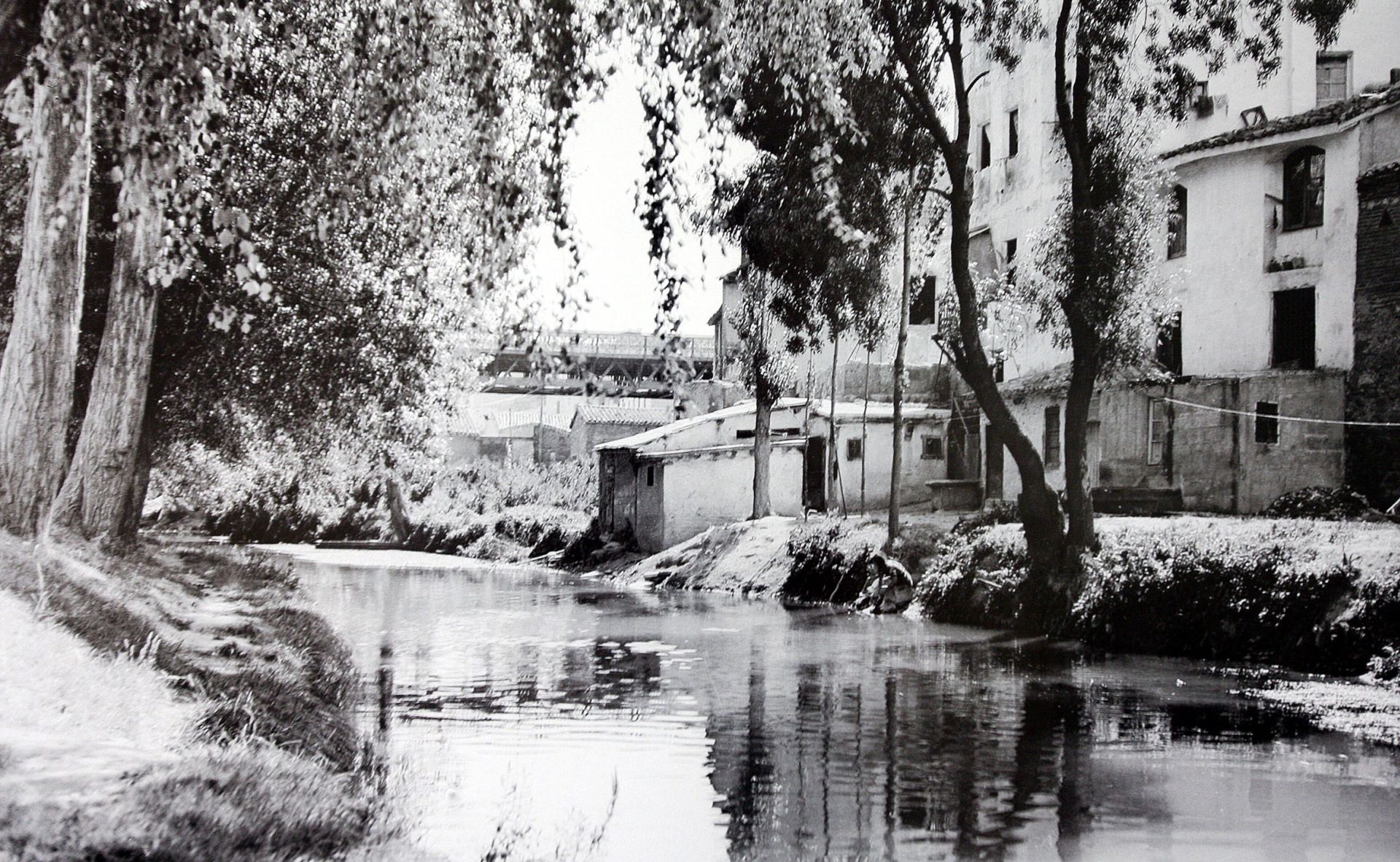 Fotografía de lavanderas en el otrora 'Ebro Chiquito', de José Luis Gil Díez, ya publicada en La Retina de la Memoria de este periódico.