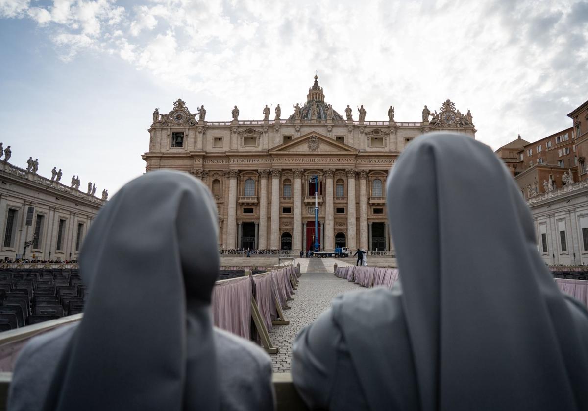Dos monjas en el Vaticano tras la muerte del papa Francisco