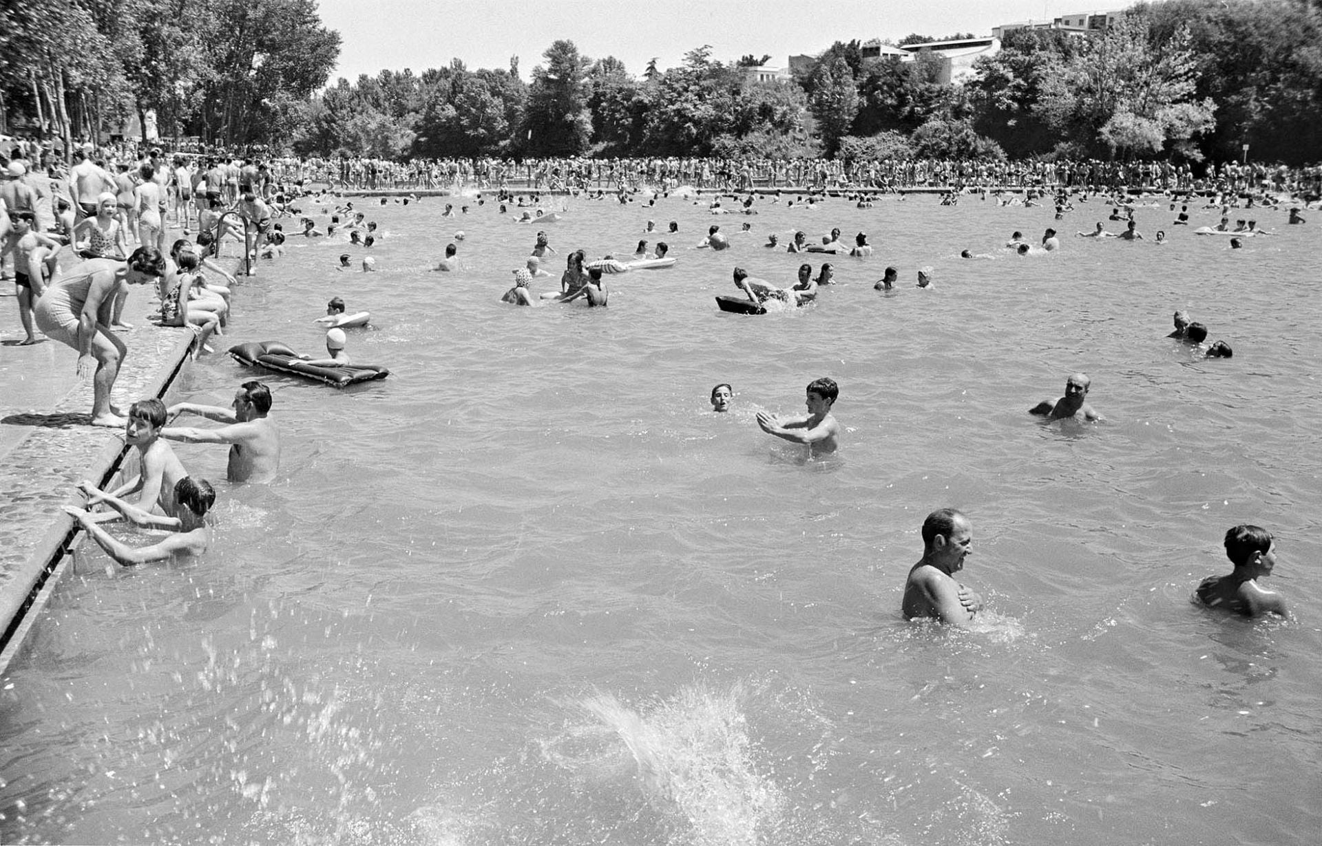 Piscinas del Ebro, repletas de público en los años 70, fotografía de Teo Martínez.