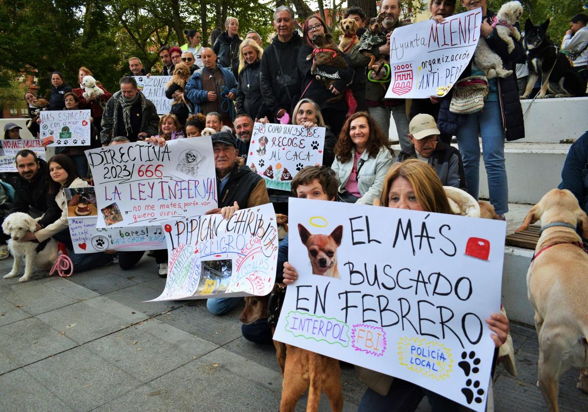 Dueños de perros con sus mascotas posan durante la protesta en el parque Gallaza de Logroño.