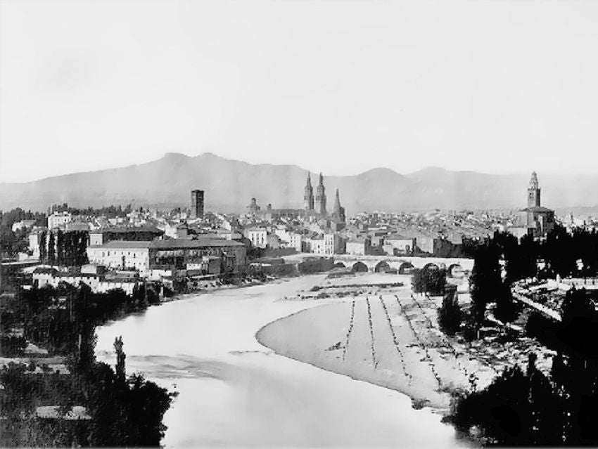 Vista general de Logroño en 1865 del afamado fotógrafo francés Jean Laurent con el Ebro dominando la ciudad.