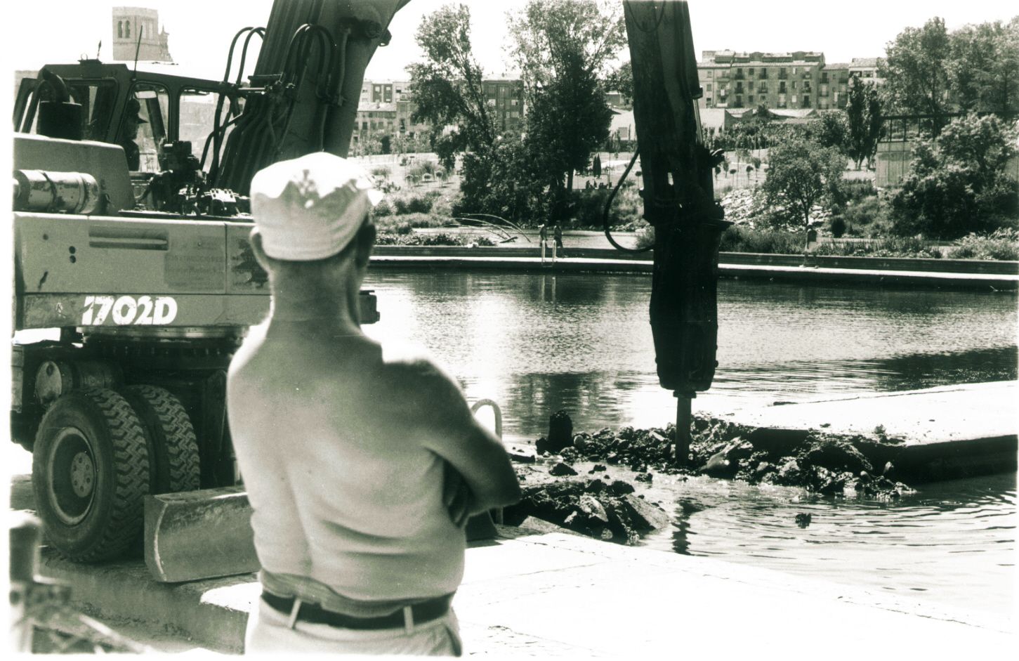 Un vecino de Logroño observa la demolición parcial de las piscinas de 'La Playa' en 1993.