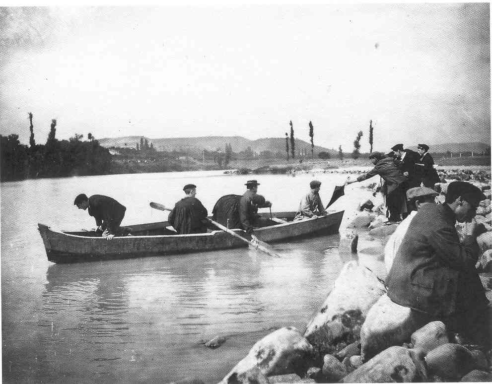 Barcas recreativas en el río Ebro, muy usadas en verano, en una imagen datada en 1928.