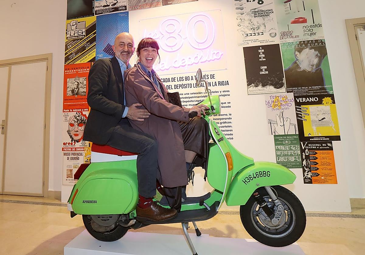 Gabriel Santolaya, de la agencia Lles, y Elena Solozábal son los responsables de la selección y exposición de los carteles.