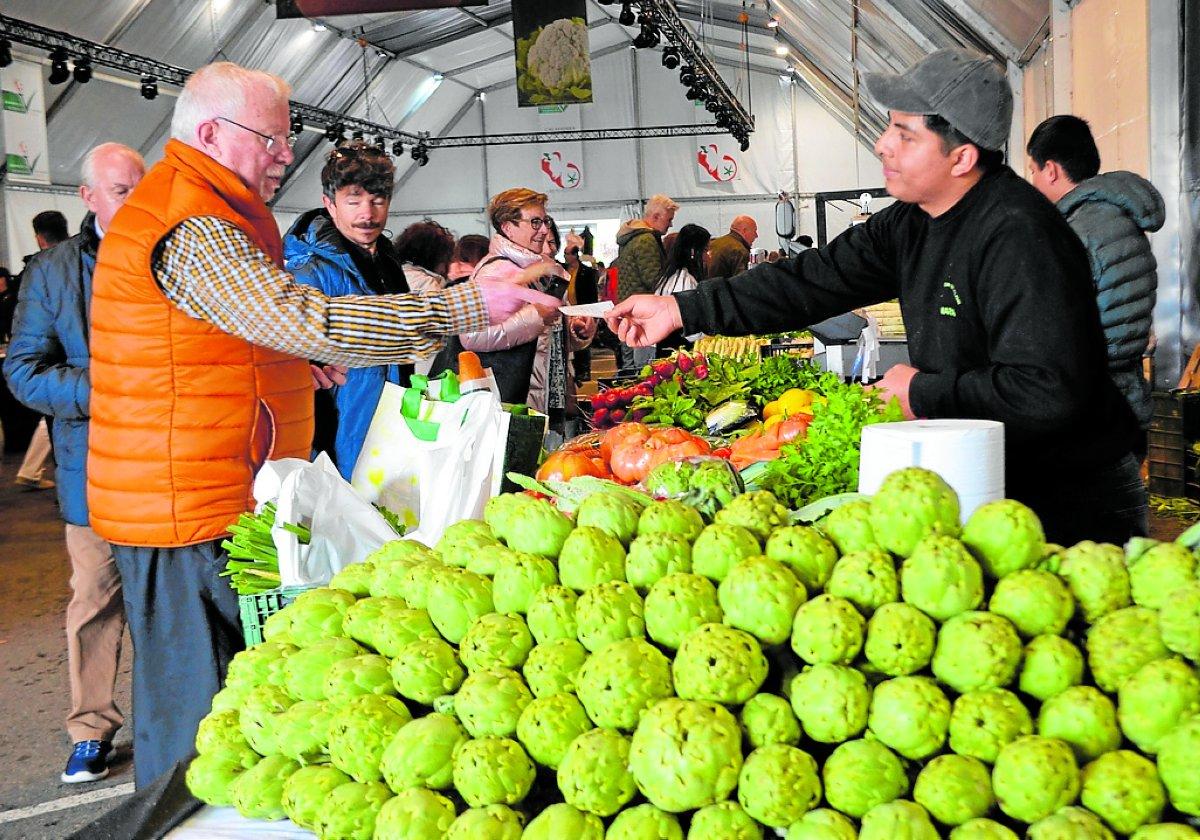 Alcachofas frescas en uno de los puestos del mercado, este domingo.