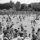 Las piscinas, repletas de público, en una popular imagen de los años 70.