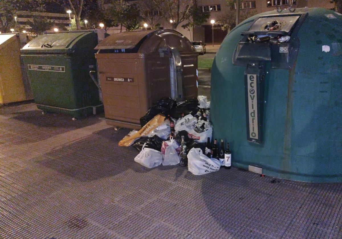 Contenedor lleno y numerosas bolsas esparcidas, hoy en el La Guindilla.