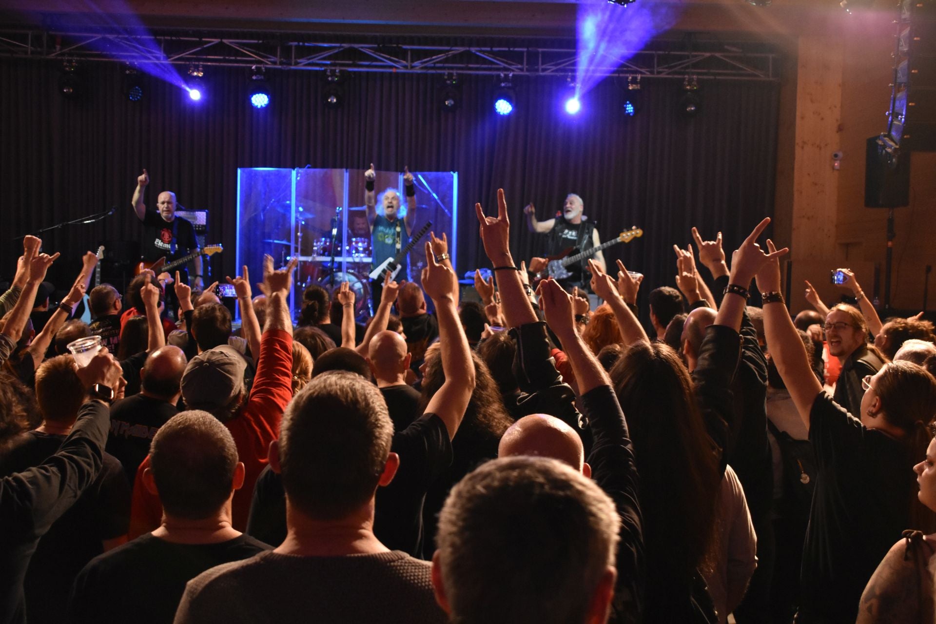 El concierto de Obús y Barón Rojo en la sala Entreviñas