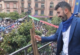 El chef local Kike Fernández, del Gastrobar Meraki, lanza el cohete delante de una plaza de España hasta la bandera de gente.
