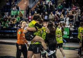 Paula abraza a Alba tras ganar.