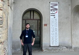 Juan Muñoz, en la puerta del Museo Arqueológico de Savona.