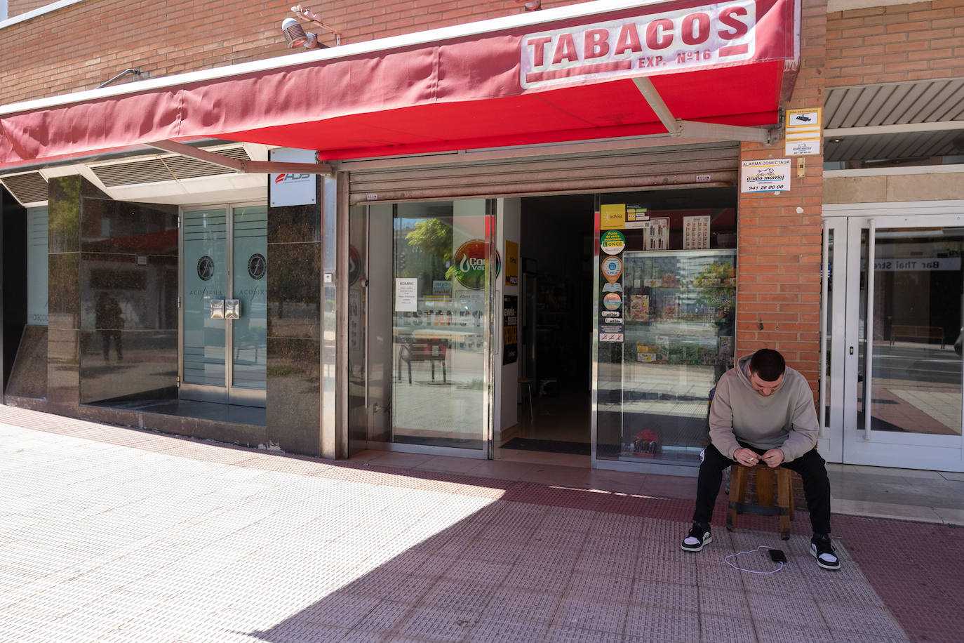 Tiendas cerradas, trabajadores a la espera... los efectos del apagón en Logroño