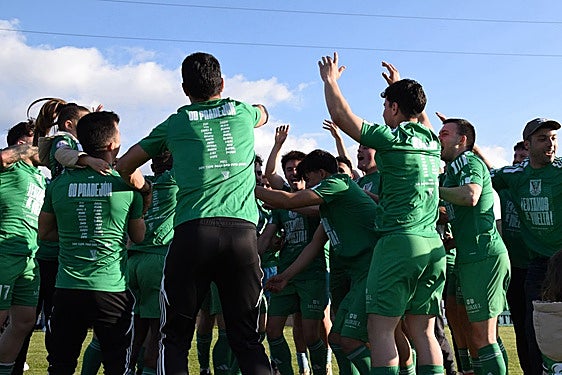 Los jugadores del Pradejón celebran el triunfo en Cenicero y el ascenso a Tercera.