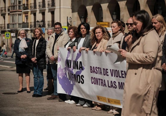 Representantes políticos rinden un emotivo minuto de silencio a las mujeres asesinadas