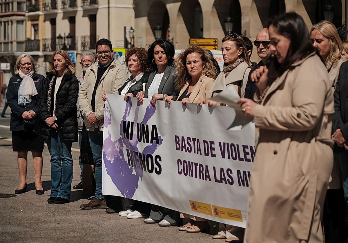 Representantes políticos rinden un emotivo minuto de silencio a las mujeres asesinadas
