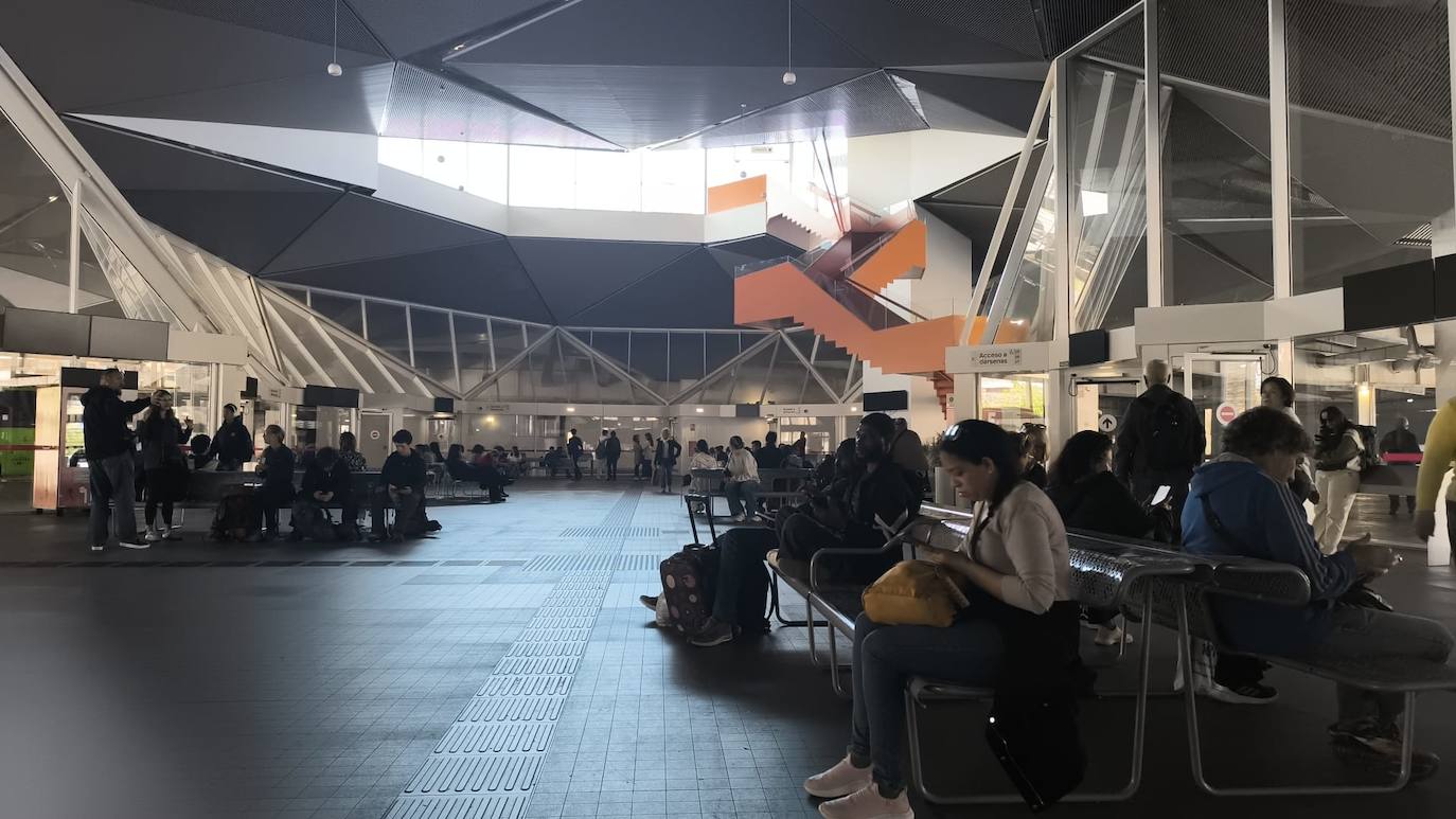 Fotos | Comercios y trenes parados mientras La Laurel sigue su curso