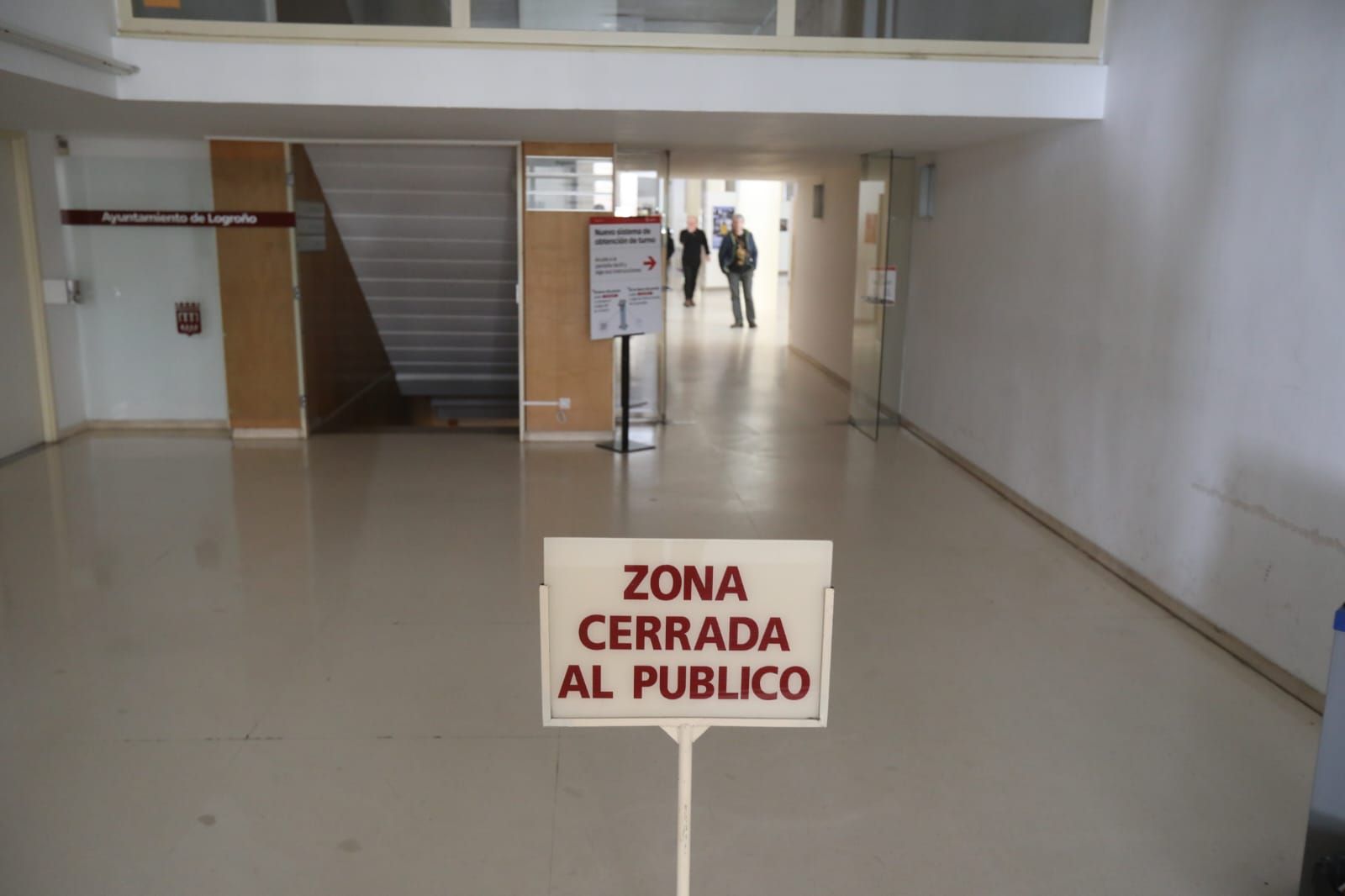 Fotos | Comercios y trenes parados mientras La Laurel sigue su curso