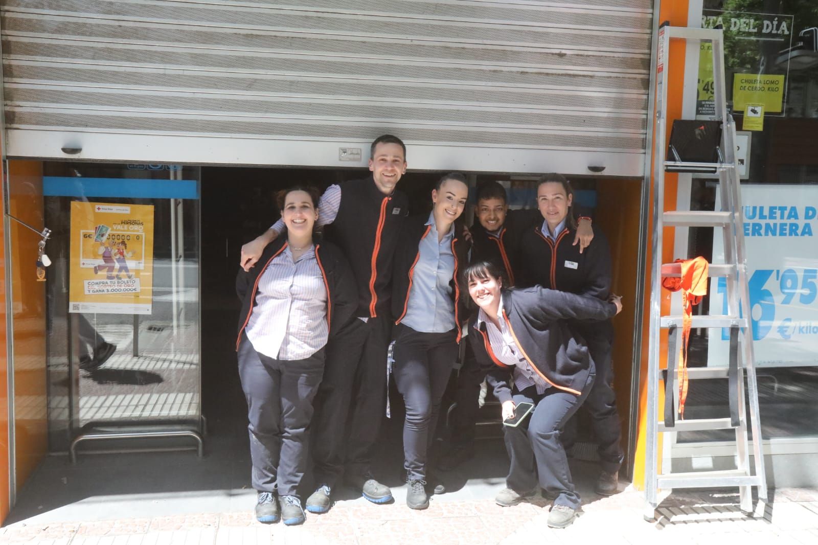 Fotos | Comercios y trenes parados mientras La Laurel sigue su curso