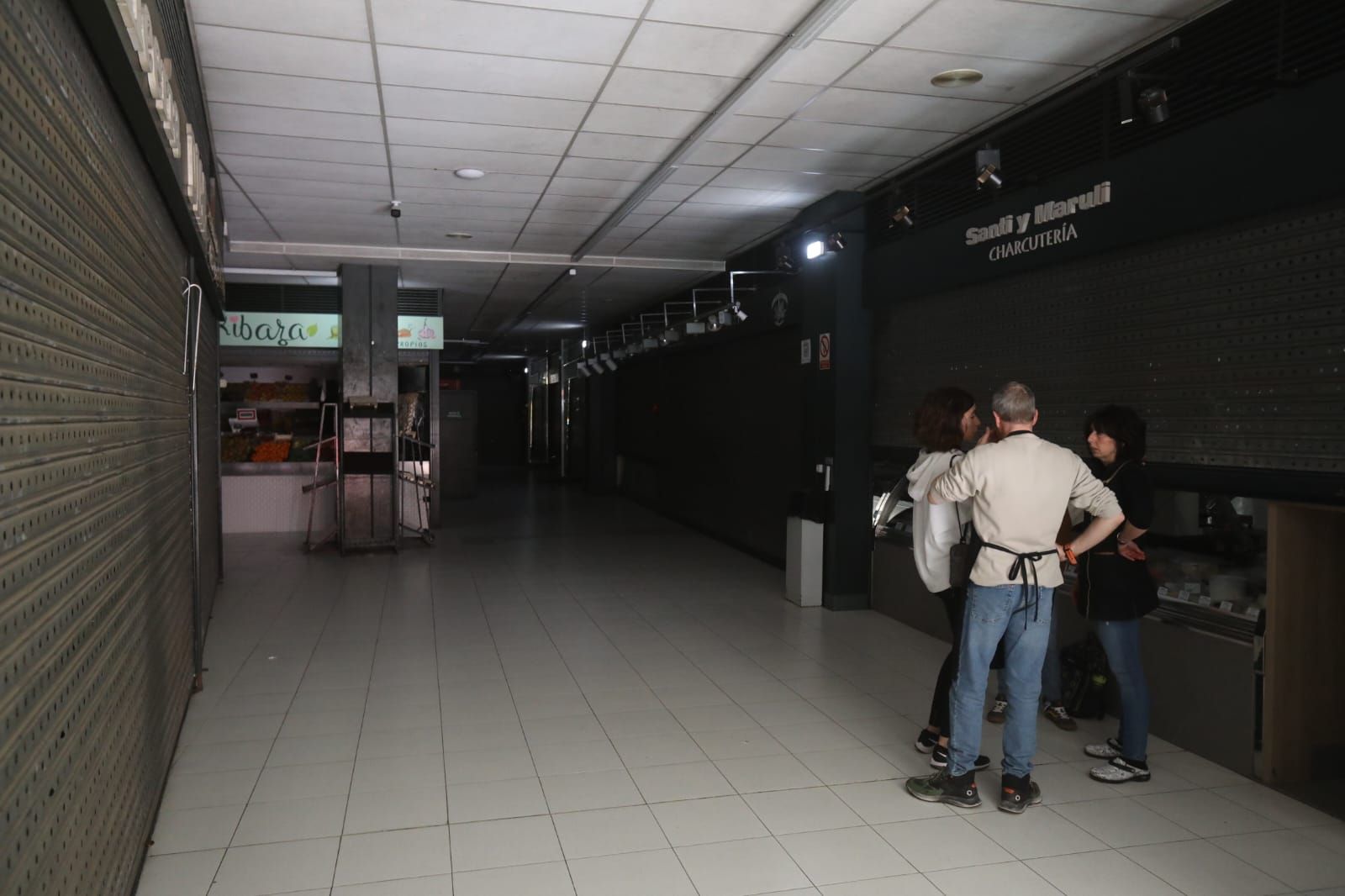 Fotos | Comercios y trenes parados mientras La Laurel sigue su curso