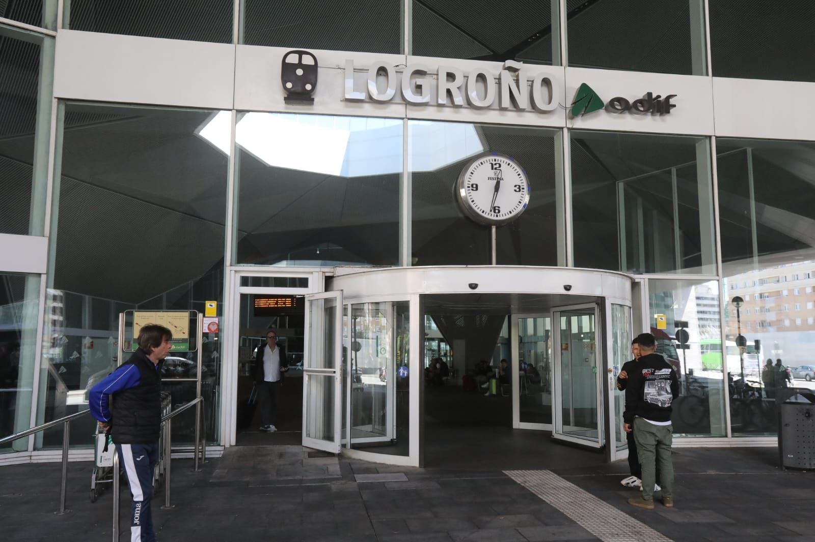 Fotos | Comercios y trenes parados mientras La Laurel sigue su curso