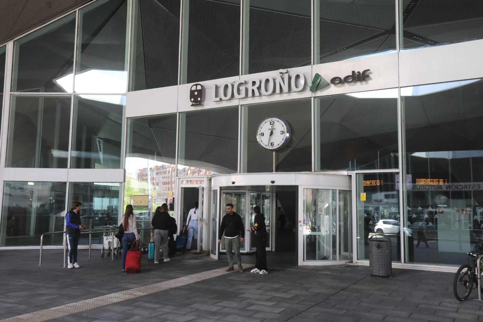 Estación de trenes, con el reloj parado en la hora del apagón
