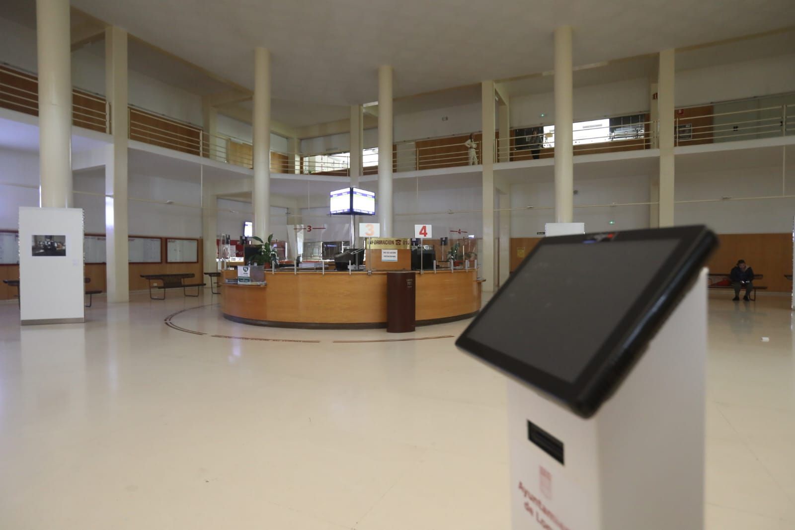 Fotos | Comercios y trenes parados mientras La Laurel sigue su curso