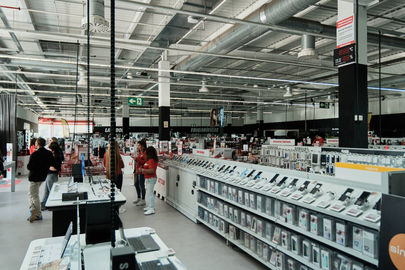 Fotos | Comercios y trenes parados mientras La Laurel sigue su curso