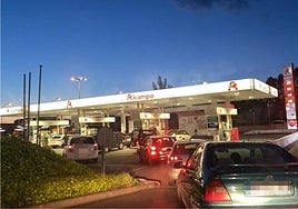 Colas para reportar en una gasolinera de Logroño, este lunes.