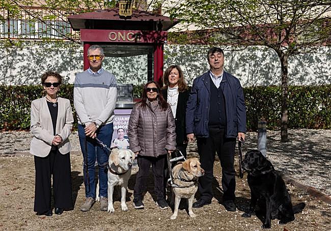De izquierda a derecha, Belén González, César Ortiz con Ellrom, Mariví Martínez con Ulla, Ana Zuazo y Javier Muñoz con Wood.