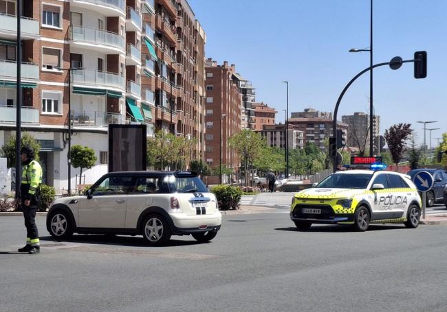 Un agente de Policía Local dirige el tráfico en el cruce de Vara de Rey con Duques de Nájera de Logroño ante el apagón de los semáforos.