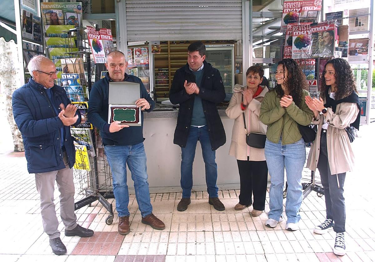 Homenaje realizado por el Ayuntamiento y su familia a Ricardo Janda, propietario de Quiosco Paco.