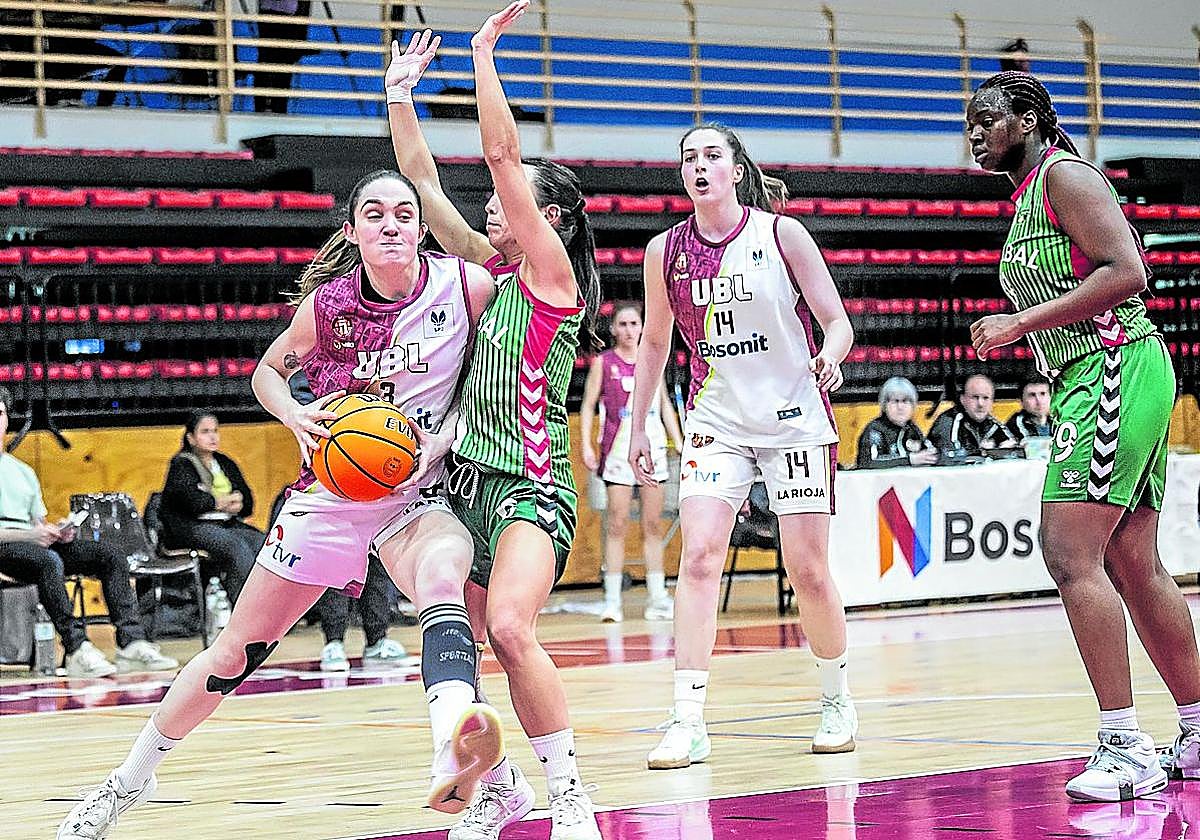 Ceci Aldecoa busca un hueco hacia la canasta.