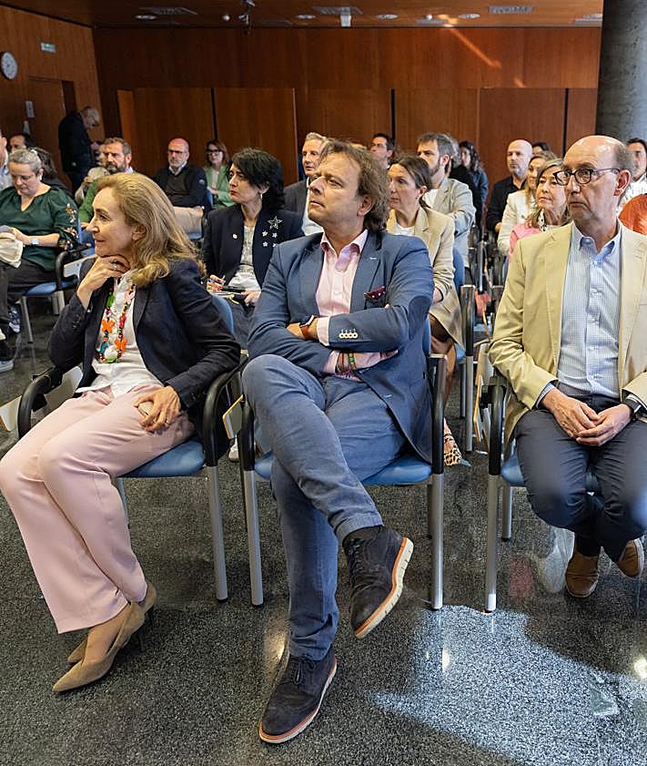 Imagen secundaria 2 - Un momento de la mesa debate en la que han participado los tres psiquiatras infantojuveniles y público asistente a las jornadas.