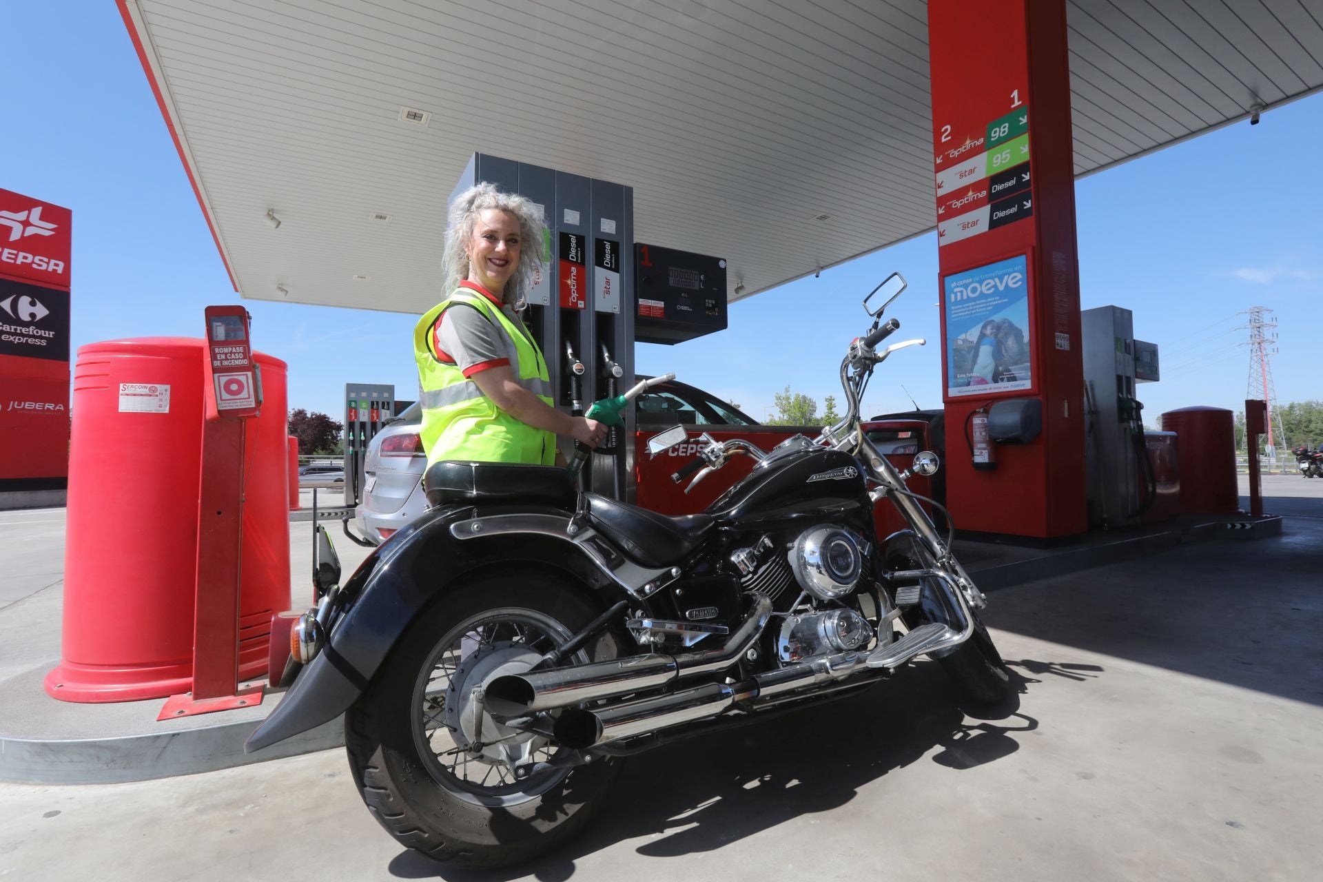 Belén Cancio, empleada de la estación de servicio de Gasóleos Jubera del polígono industrial Puente Madre de Villamediana, se dispone a suministrar gasolina a una moto.