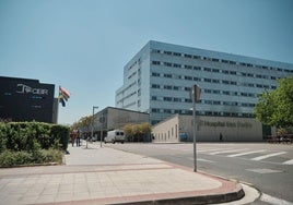 Imagen del hospital San Pedro, ayer por la mañana.
