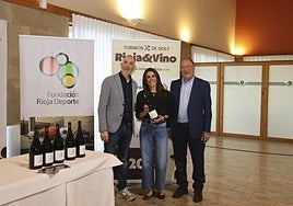 Los representantes de CM Matarromera entregaron sus botellas magnum a Andrea Toledo, Ángela Madinabeitia y Cristina Seral.