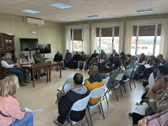 Reunión mantenida por los representantes municipales y de la empresa con los vecinos de Hervías en el centro social.