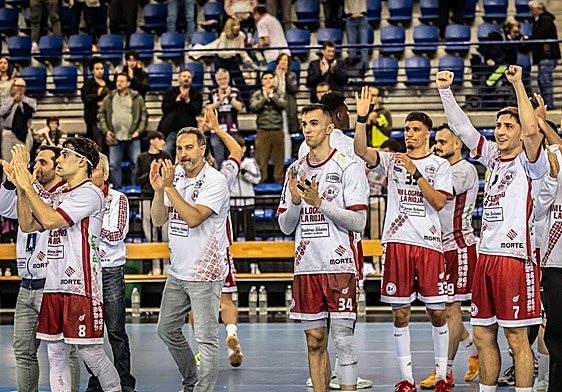 El Ciudad de Logroño saluda a su afición después del triunfo ante el Villa de Aranda.
