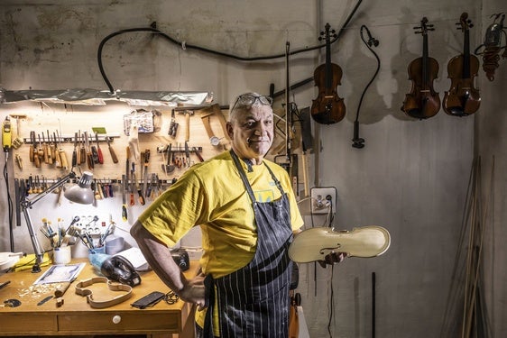 Anatoliy Kosakovskyy con la tapa de su último instrumento, un violín.