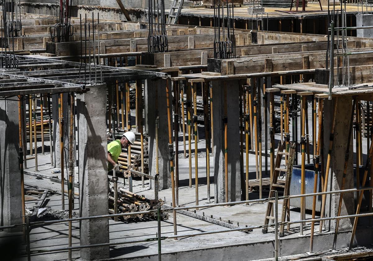 Imagen de archivo de un obrero de la construcción.