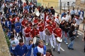 Recorrido con la charanga Strapalucio por la travesía de Quel, ayer después del chupinazo.