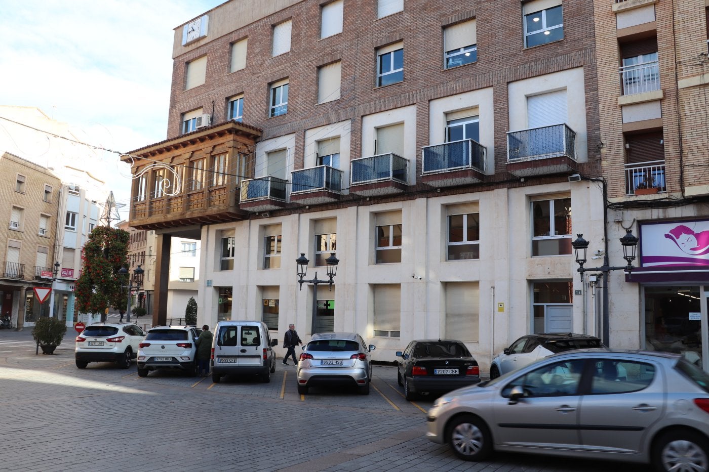 Las plazas de aparcamiento del Consistorio serán dos para rotación y cinco para concejales