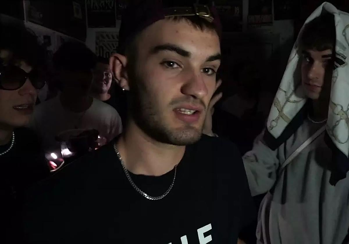 El cantante de música urbana John Pollõn.