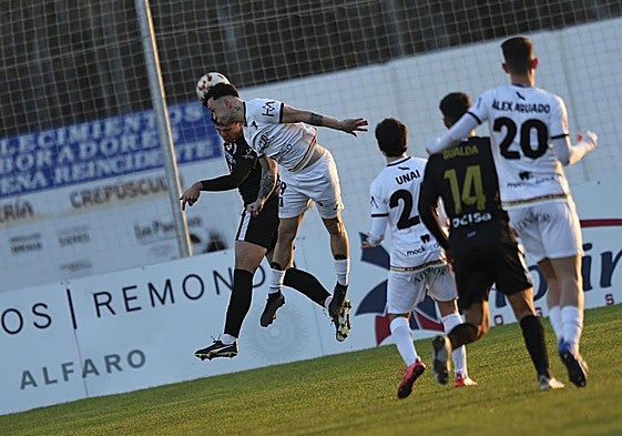 Pugna aérea por el balón en el partido de la primera vuelta disputado en La Molineta, que acabó en empate sin goles.