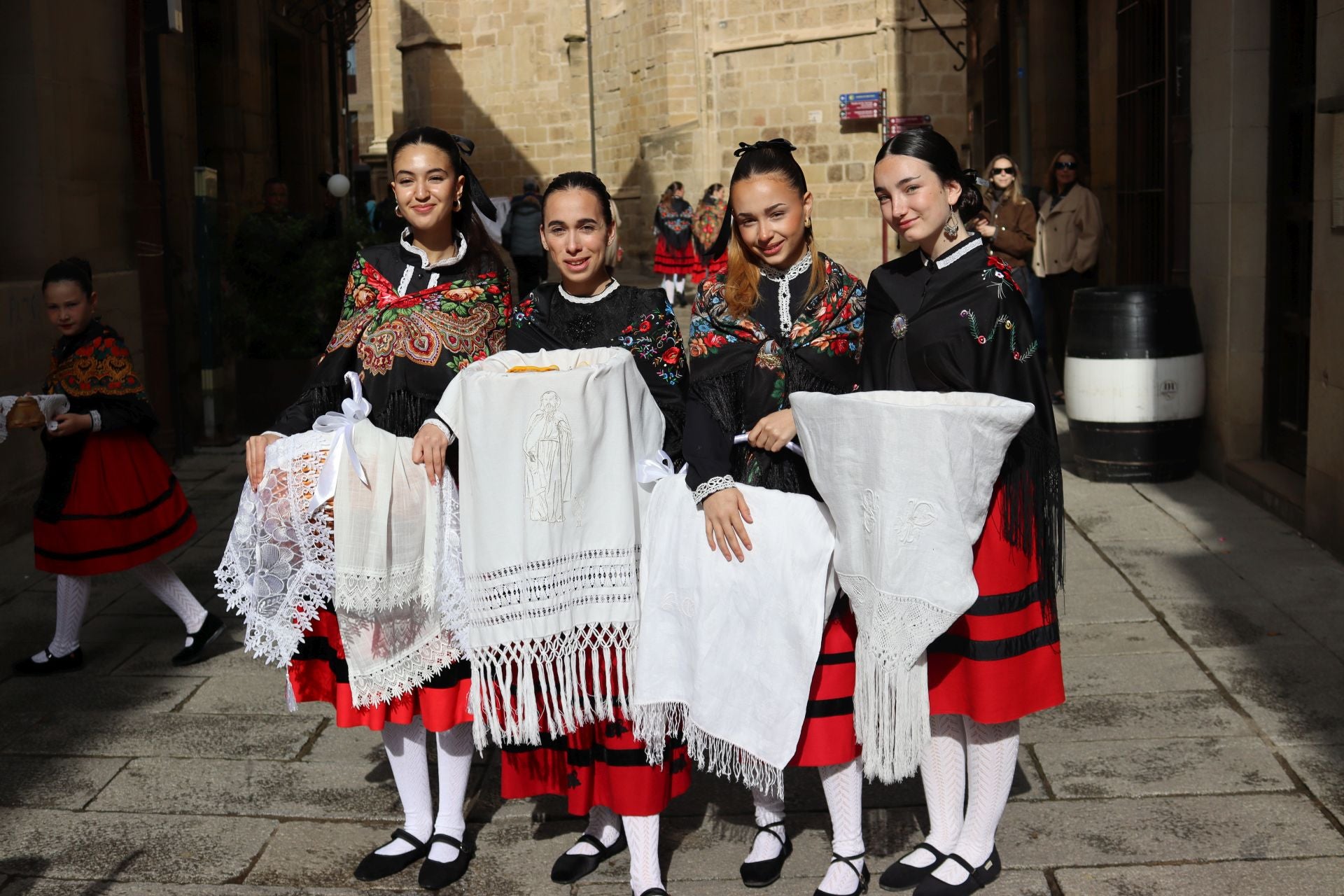 Las imágenes del reparto de panes en Santo Domingo