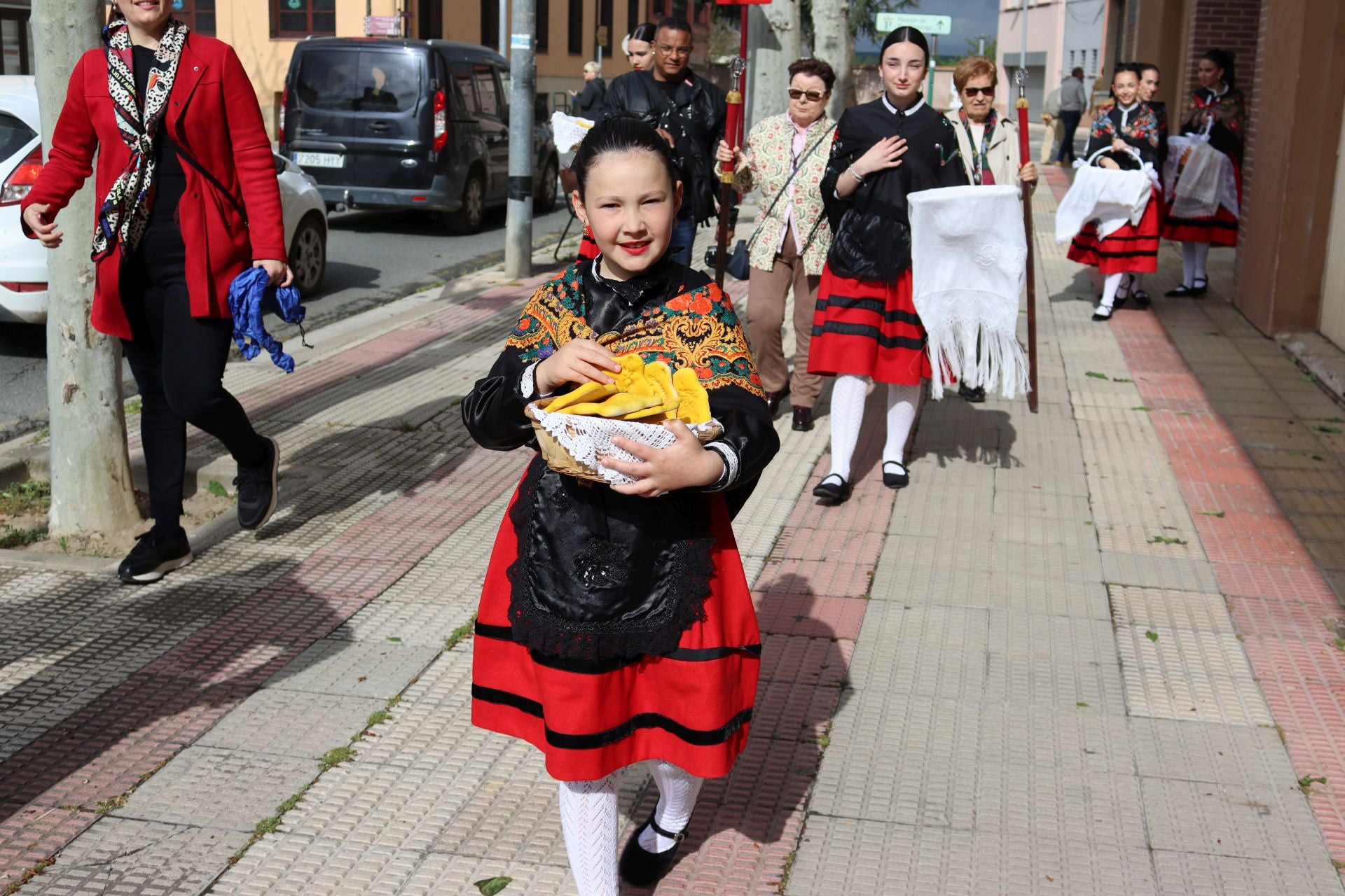 Las imágenes del reparto de panes en Santo Domingo