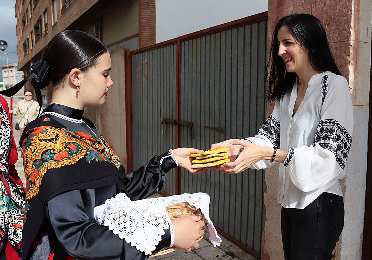 Las imágenes del reparto de panes en Santo Domingo